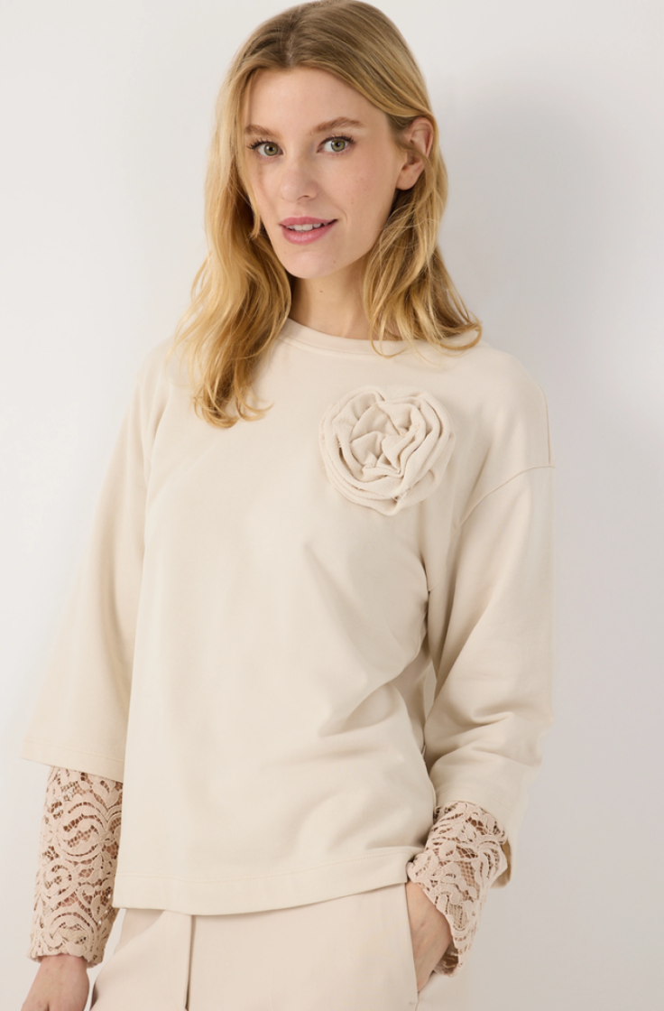 Sweater met kanten onderkant mouwen en bloemcorsage 0031 powder cre