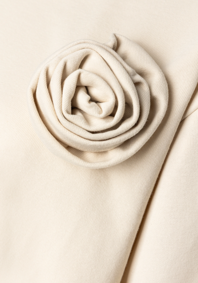 Sweater met kanten onderkant mouwen en bloemcorsage 0031 powder cre