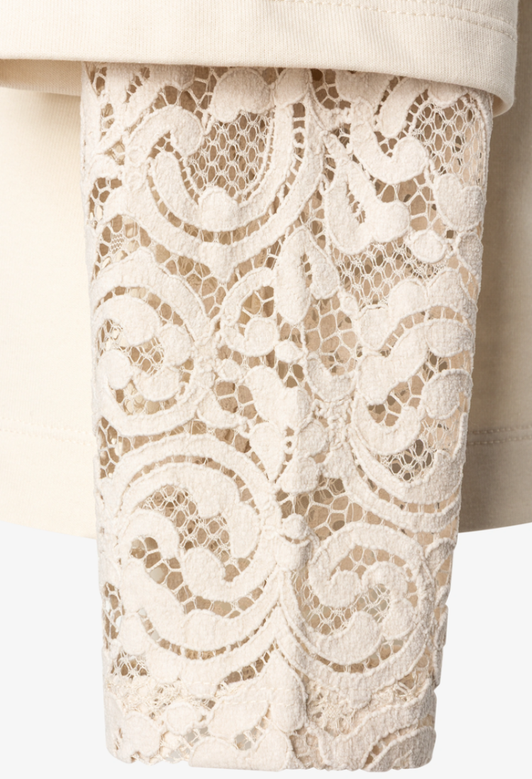 Sweater met kanten onderkant mouwen en bloemcorsage 0031 powder cre