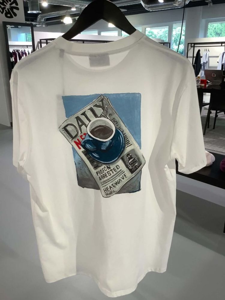 T-shirt grote backprint Daily krant met koffie 102 Off White