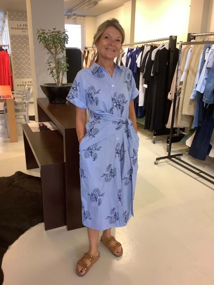 Kleed lang gestreept met wikkelband in zij 1820 Bleu Chambray