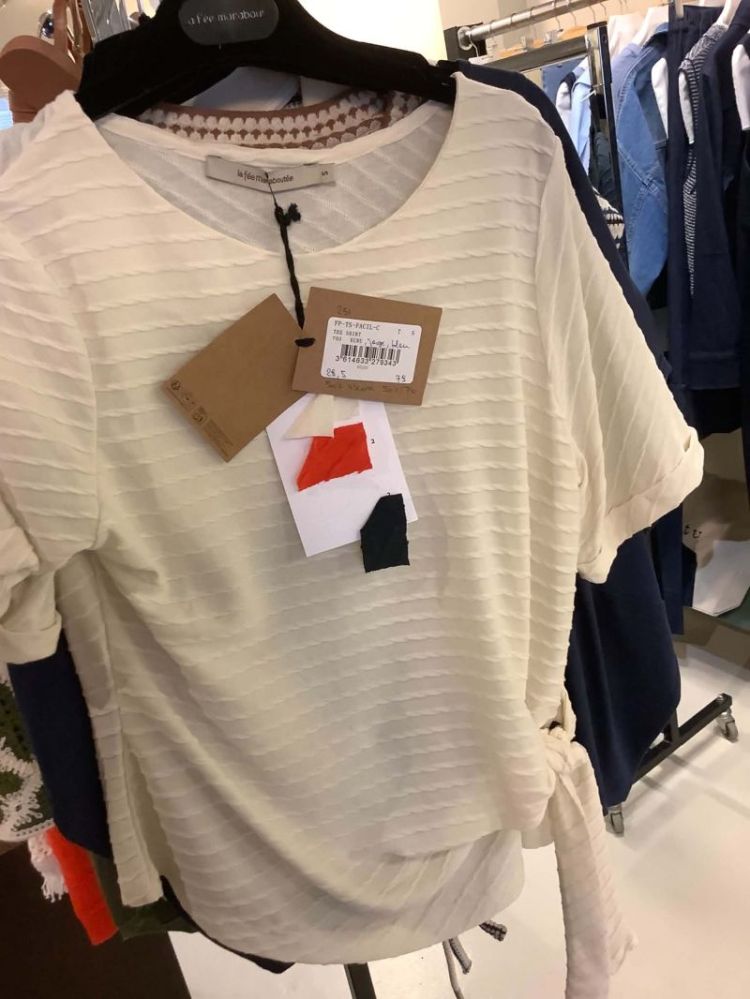 T-shirt ronde hals opliggende lijnen met striklint onderaan in zij 703 ecru